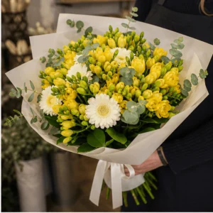 Buchet cu frezii galbene si gerbera alba - poza 2
