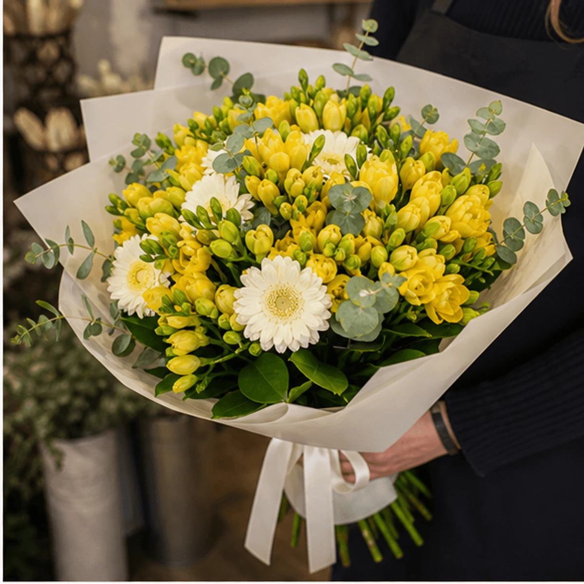 Buchet cu frezii galbene si gerbera alba - poza 2