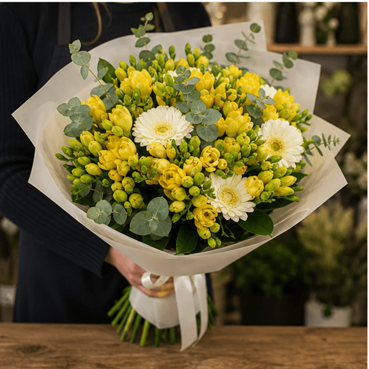 Buchet cu frezii galbene si gerbera alba - poza 3