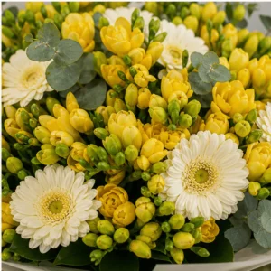 Buchet cu frezii galbene si gerbera alba - poza 4