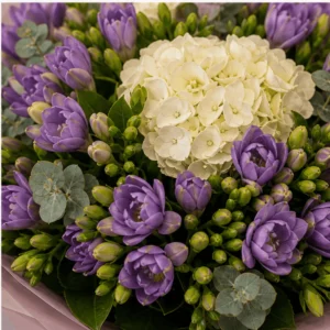 Buchet cu frezii mov si hortensie crem - poza 4