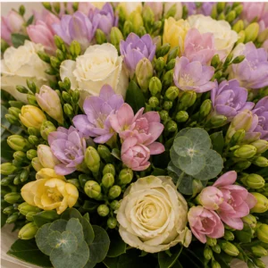 Buchet cu frezii pastel si trandafiri crem - poza 4