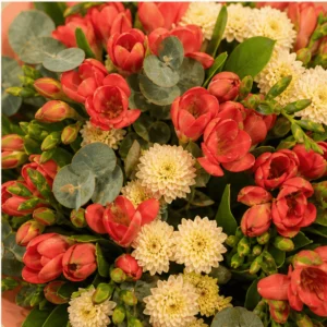 Buchet cu frezii rosu corai si santini crem - poza 4