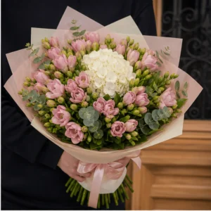 Buchet cu frezii roz prafuit si hortensie alba - poza 2