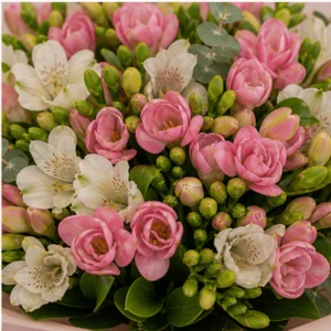 Buchet cu frezii roz si alstroemeria alba - poza 4