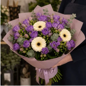 Buchet cu frezii violet si gerbera crem - poza 2