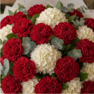 Buchet cu garoafe rosii si hortensie crem - poza 2