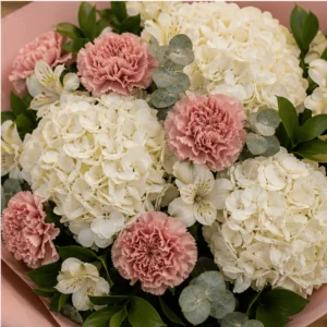 Buchet cu hortensii albe si garoafe roz pudrat - poza 4