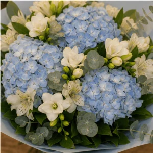 Buchet cu hortensii bleu si frezii albe parfumate - poza 4