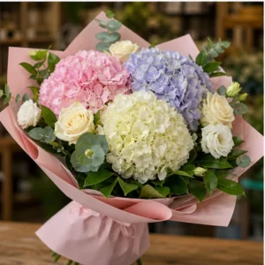 Buchet cu hortensii pastel si trandafiri crem - poza 3