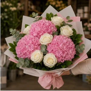 Buchet cu hortensii roz si trandafiri albi - poza 2