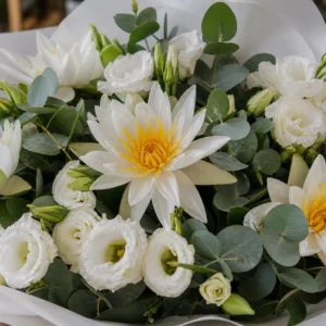 Buchet cu nuferi albi si lisianthus delicat - poza 4