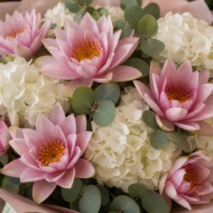 Buchet cu nuferi roz prafuit si hortensie alba - poza 4