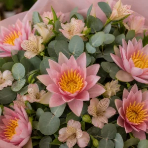 Buchet cu nuferi roz si alstroemeria pastel - poza 4