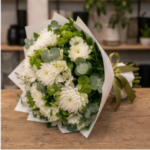 Buchet de flori de primavara alb verde cu crizanteme - poza 2