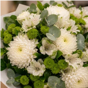 Buchet de flori de primavara alb verde cu crizanteme - poza 4