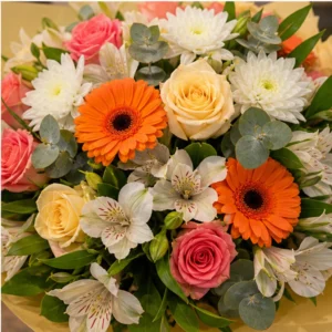Buchet de flori de primavara colorat cu trandafiri si gerbera - poza 4