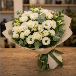 Buchet de flori de primavara elegant cu trandafiri albi si lisianthus - poza 2