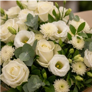 Buchet de flori de primavara elegant cu trandafiri albi si lisianthus - poza 4