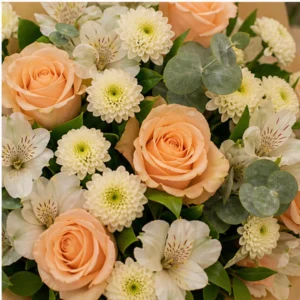 Buchet de flori de primavara piersica cu trandafiri si santini - poza 4