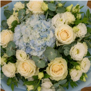 Buchet de flori de primavara premium pastel cu hortensie si trandafiri - poza 4