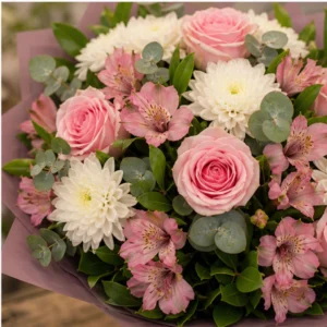 Buchet de flori de primavara romantic cu trandafiri roz si crizanteme - poza 4