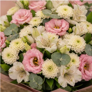 Buchet de flori de primavara roz delicat cu lisianthus - poza 4