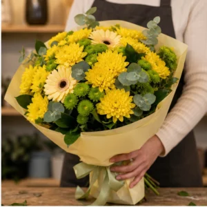 Buchet de flori de toamna galben cu crizanteme si santini - poza 2