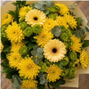 Buchet de flori de toamna galben cu crizanteme si santini - poza 4