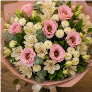 Buchet de flori pentru zi de nastere roz delicat cu lisianthus - poza 4