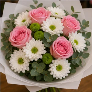 Buchet de flori pentru ziua mamei cu crizanteme albe si trandafiri roz - poza 4