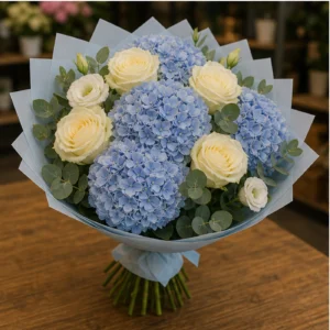 Buchet de flori pentru ziua mamei cu hortensii albastre si trandafiri crem - poza 3