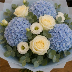 Buchet de flori pentru ziua mamei cu hortensii albastre si trandafiri crem - poza 4