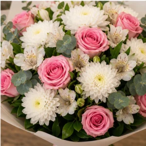 Buchet de flori proaspete alb roz cu trandafiri si crizanteme - poza 4