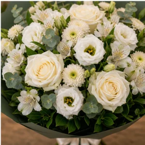 Buchet de flori proaspete elegant cu trandafiri albi si lisianthus - poza 4