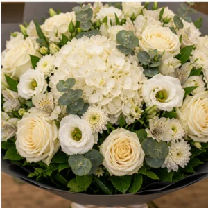 Buchet de flori proaspete grandios alb crem cu trandafiri - poza 4