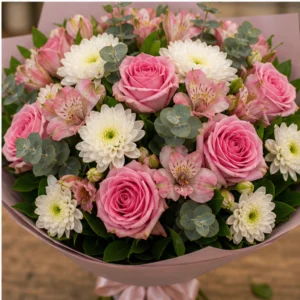 Buchet de flori proaspete romantic cu trandafiri roz si alstroemeria - poza 4