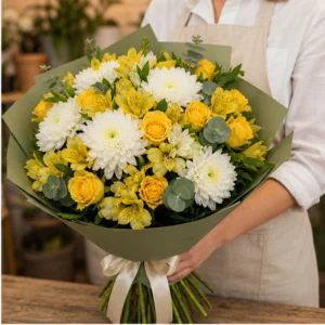 Buchet de flori proaspete vesel cu crizanteme si trandafiri - poza 2