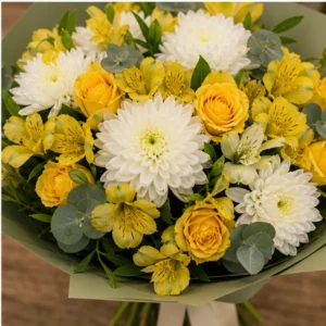 Buchet de flori proaspete vesel cu crizanteme si trandafiri - poza 4