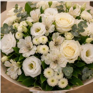 Buchet de flori speciale elegant cu trandafiri albi - poza 4