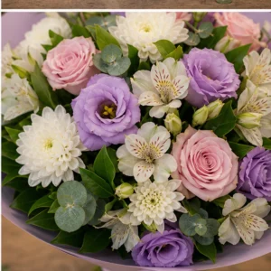 Buchet de flori speciale lila cu lisianthus si trandafiri - poza 4