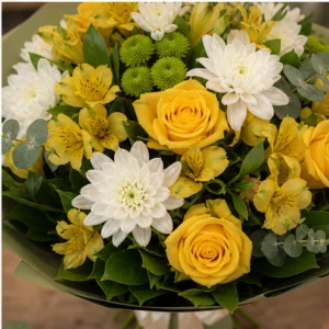 Buchet de flori speciale vesel cu trandafiri galbeni - poza 4