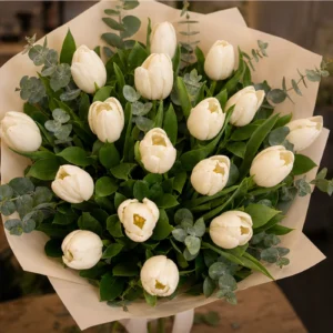 Buchet de lalele albe si eucalipt - poza 4