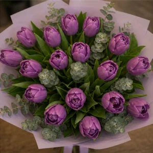Buchet de lalele mov si verdeata - poza 4