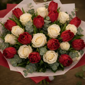 Buchet de lalele rosii si trandafiri albi - poza 4