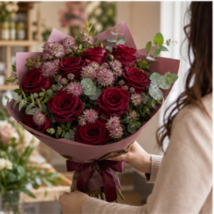 Buchet Domiciliu Burgundy Quiet cu Trandafiri Bordo și Astrantia - imagine 3
