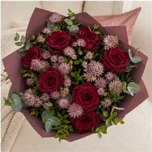 Buchet Domiciliu Burgundy Quiet cu Trandafiri Bordo și Astrantia - imagine 4
