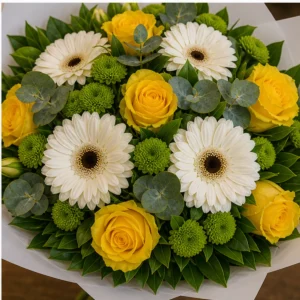 Buchet flori aniversare festiv cu trandafiri galbeni si gerbera alba - poza 4