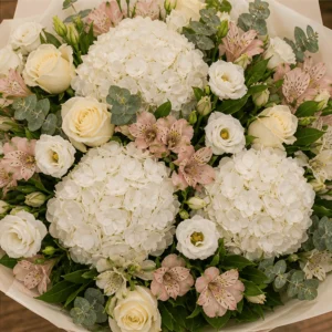 Buchet flori de camp grandios cu hortensii si trandafiri crem - poza 4