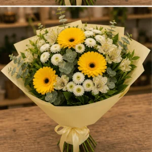 Buchet flori de camp luminos cu gerbera galbena si santini - poza 3